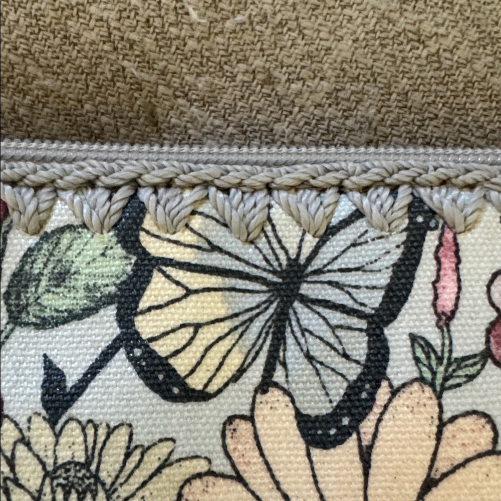 Like New, Sakroots large garden print cosmetic / utility zip pouch . - Picture 8 of 8